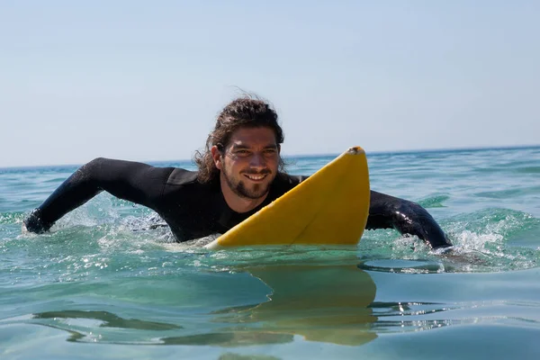 Surfer surfboarding in de zee — Stockfoto