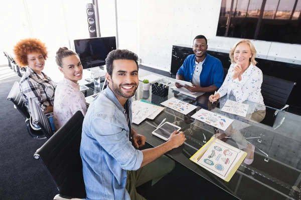 Affärsmän som sitter på kreativa kontor — Stockfoto