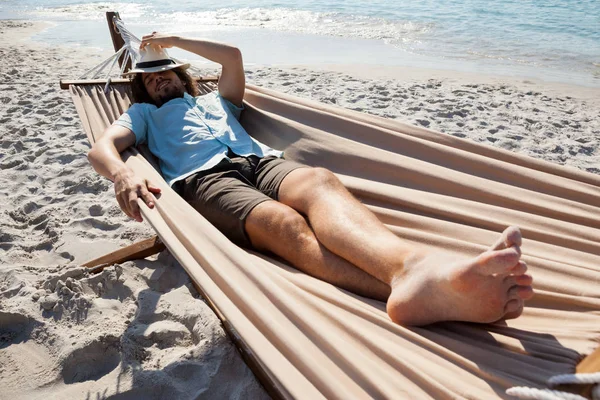 Man relaxing in hammock — Stock Photo, Image