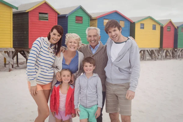 Famille multi-génération à la plage — Photo