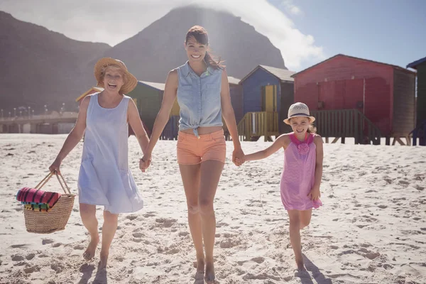 Multi-genererade familjen promenader på stranden — Stockfoto