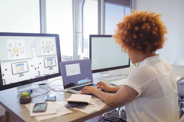 Fokussierte Geschäftsfrau arbeitet am Laptop — Stockfoto
