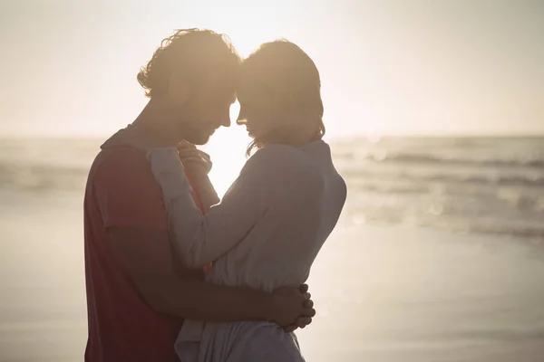 Cuplu îmbrățișându-se pe plajă — Fotografie, imagine de stoc