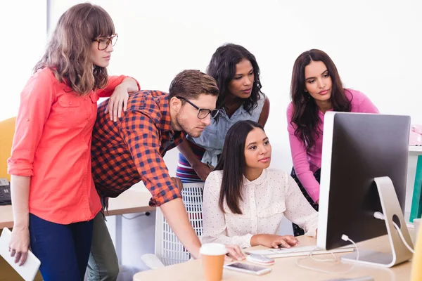 Mensen uit het bedrijfsleven werkt via desktop computer — Stockfoto