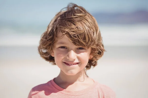 Ritratto di ragazzo sorridente in spiaggia — Foto Stock