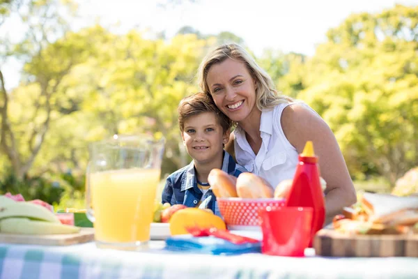 Madre e figlio che pranzano nel parco — Foto Stock