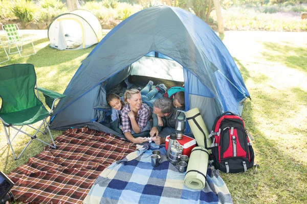 Kamera çadırda bakarak aile — Stok fotoğraf