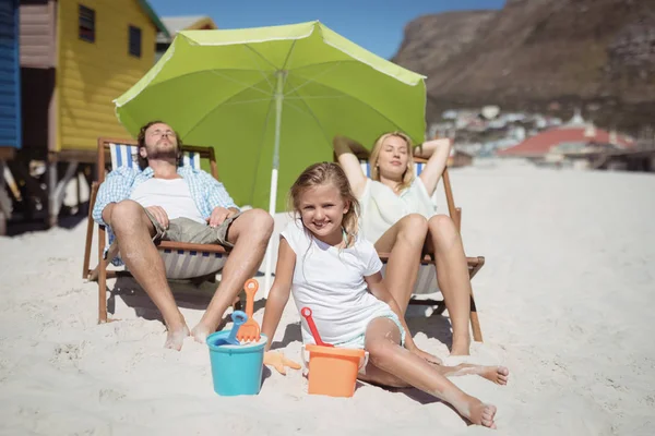 Família relaxante na praia — Fotografia de Stock