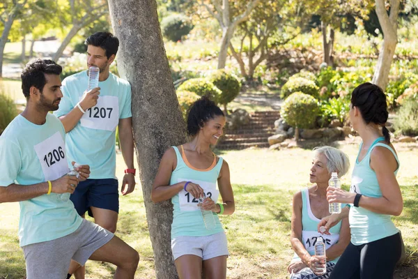 Atletas de maratón tomando un descanso —  Fotos de Stock