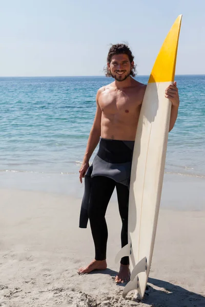 Surfista sonriente con pie de tabla de surf — Foto de Stock