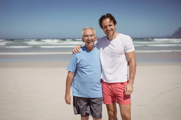 Porträtt av leende familjen på stranden — Stockfoto