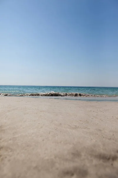 Vista do mar azul-turquesa, praia e céu limpo — Fotografia de Stock