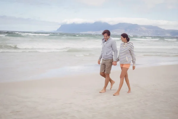 Para trzymając ręce na plaży — Zdjęcie stockowe