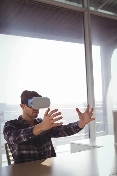 Homem de negócios usando headset realidade virtual — Fotografia de Stock