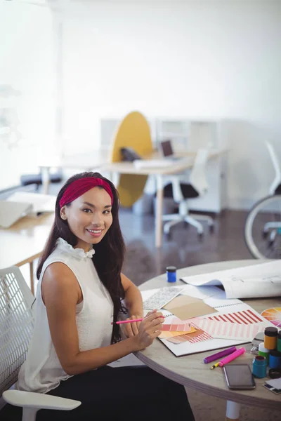 Empresario que trabaja en la oficina creativa — Foto de Stock