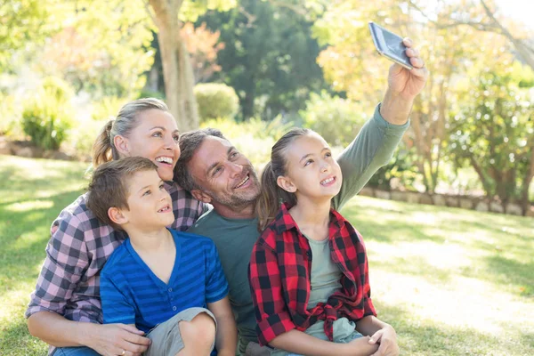 Familjen som en selfie i parken — Stockfoto