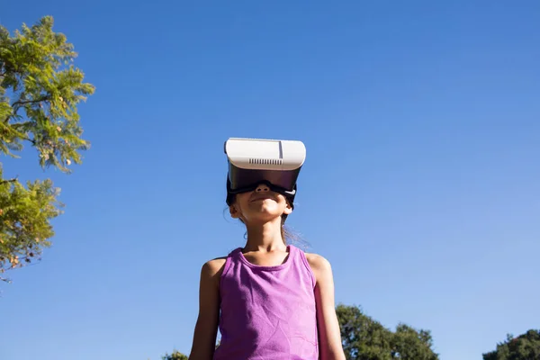 Девочка с гарнитурой VR в парке — стоковое фото