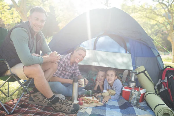 晴れた日にテントの外の軽食を持っている家族 — ストック写真