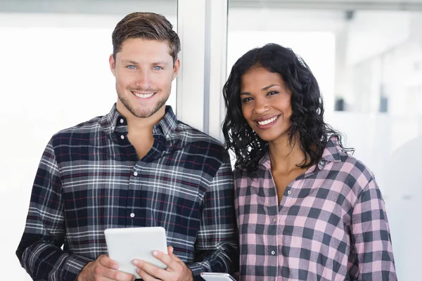 Affärskollegor holding digital tablett — Stockfoto