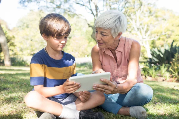 Babička a vnuk pomocí tabletu — Stock fotografie