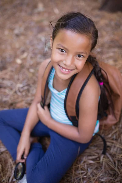 Menina sentada na floresta — Fotografia de Stock