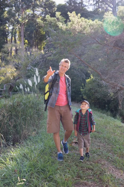 Padre señalando mientras caminaba con su hijo —  Fotos de Stock