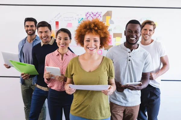 Colegas de pie contra pizarra — Foto de Stock