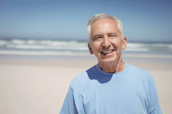 Улыбчивый пожилой человек на пляже — стоковое фото