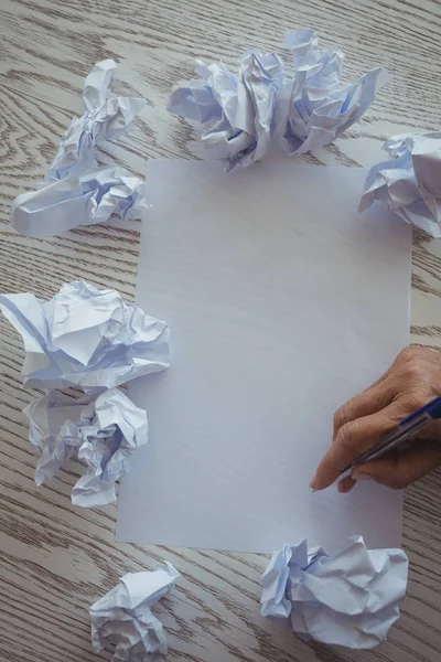 Hand van zakenvrouw schrijven op papier Stockfoto