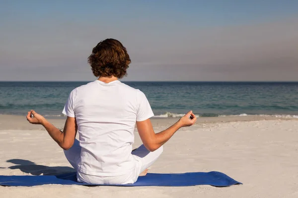 Man uitvoeren van yoga op het strand Rechtenvrije Stockfoto's