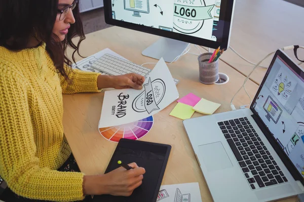 Desainer grafis yang bekerja di meja kantor — Stok Foto