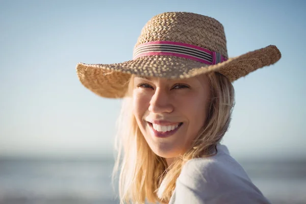 Frau mit Sonnenhut am Strand — Stockfoto