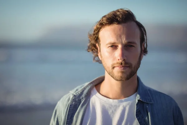 Jongeman op het strand — Stockfoto