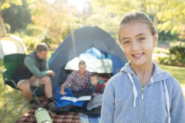 家族のテントで座っている女の子 — ストック写真