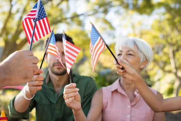 Családi gazdaság amerikai zászlók, juharfalevél, a parkban — Stock Fotó