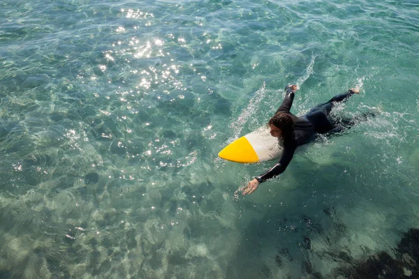 Surfista surf in mare — Foto Stock