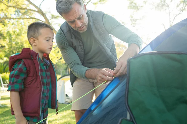 Vader en zoon opzetten van de tent op Camping — Stockfoto