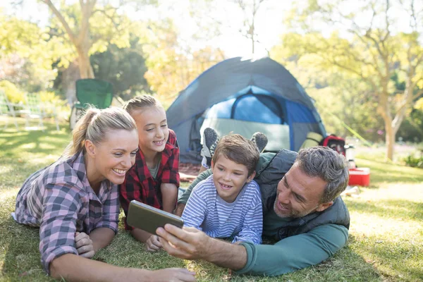 Famiglia che si fa un selfie fuori dalla tenda — Foto Stock