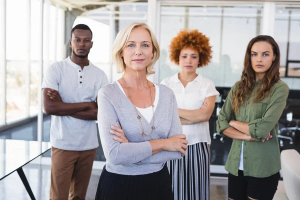 Säker affärsmän med armarna korsade — Stockfoto