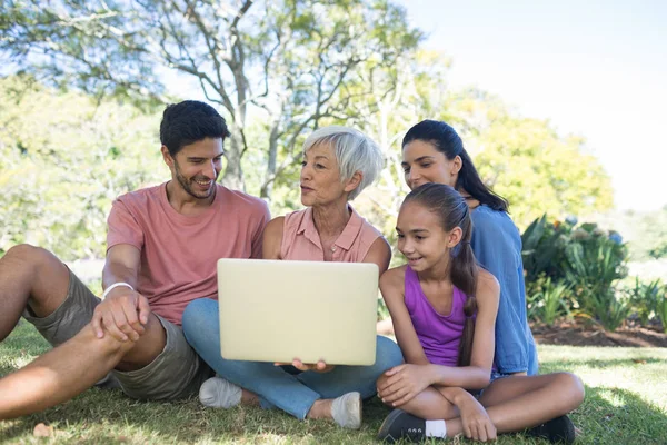 Famiglia parlando durante l'utilizzo del computer portatile — Foto Stock