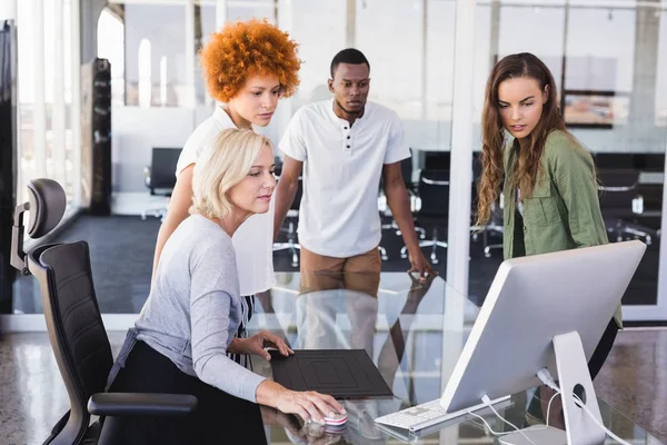 Mogen affärskvinna med kollegor i office — Stockfoto