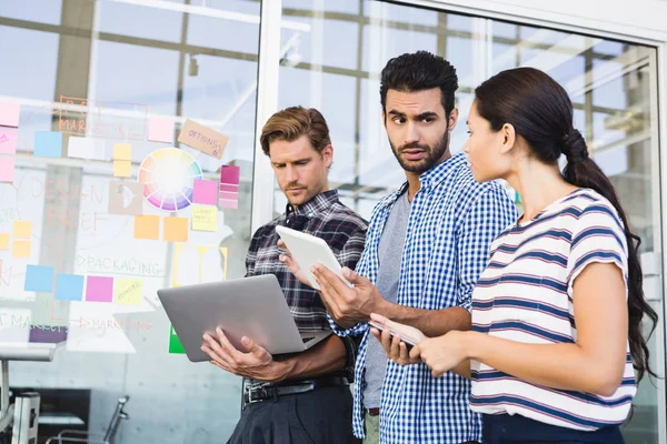 Business människor diskutera över tablet — Stockfoto