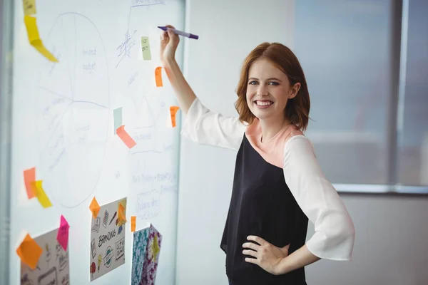 Executive writing on sticky note — Stock Photo, Image