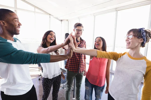 Gente de negocios feliz chocando los cinco — Foto de Stock