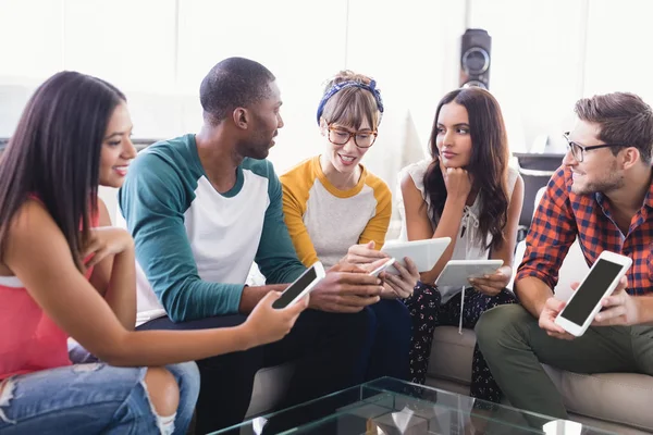 Pessoas de negócios com computadores tablet — Fotografia de Stock