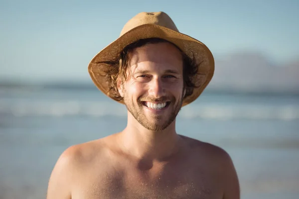 Shirtless chlap klobouk na pláži — Stock fotografie