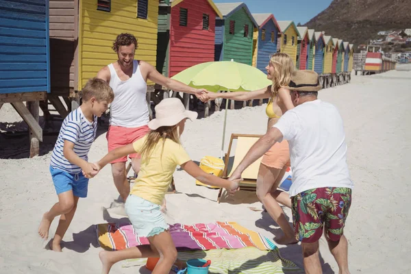Multi-gegenereerd familie spelen op strand — Stockfoto
