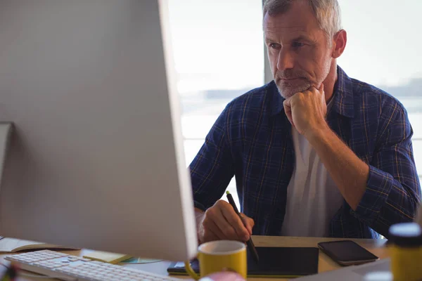 Geconcentreerd bezig met digitizer zakenman — Stockfoto