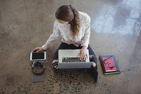 Pengusaha perempuan yang bekerja dengan laptop dan tablet — Stok Foto