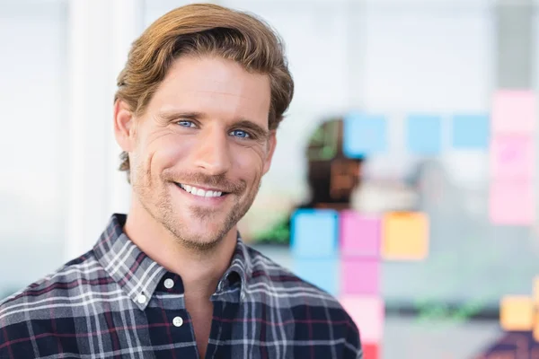 Homme d'affaires souriant debout dans le bureau — Photo